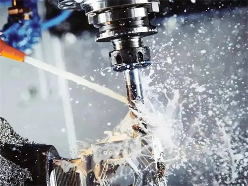 更換切削液時，該如何減少濃度的波動？